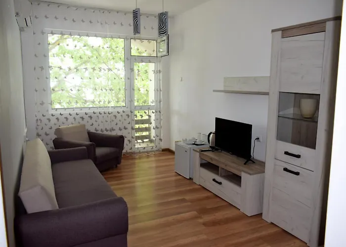 Ahilea - Free Pool Access