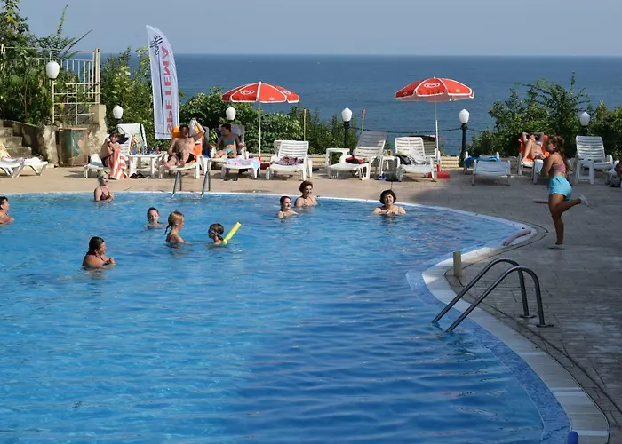 Ahilea - Free Pool Access